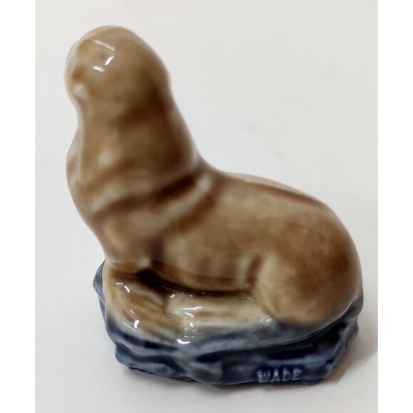 Wade Whimsies Red Rose Tea Seal Mini Figurine England Vintage Ceramic - Picture 2 of 3